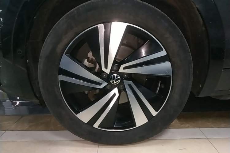 Used Volkswagen Tavendor 2024 380TSI All-Wheel Drive R-Line Cruise Edition Left Front Wheel Hub