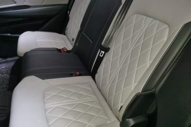 Used Volkswagen Tavendor 2024 380TSI All-Wheel-Drive R-Line Journey Shared Enjoyment Model Left Rear Seat