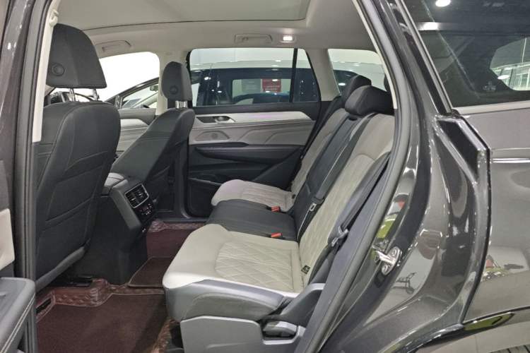 Used Volkswagen Tavendor 2024 380TSI All-Wheel-Drive R-Line Cruise Premium Edition Left Rear Seat
