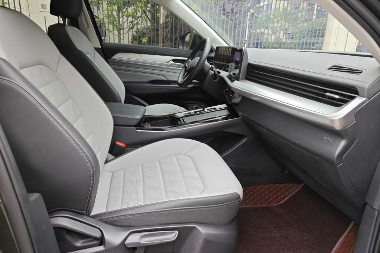 Used Volkswagen Tavendor 2024 330TSI Luxury Touring Edition Right Front Seat