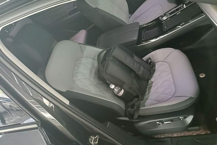 Used Volkswagen Tavendor 2024 380TSI All-Wheel-Drive R-Line Journey Shared Enjoyment Model Right Front Seat