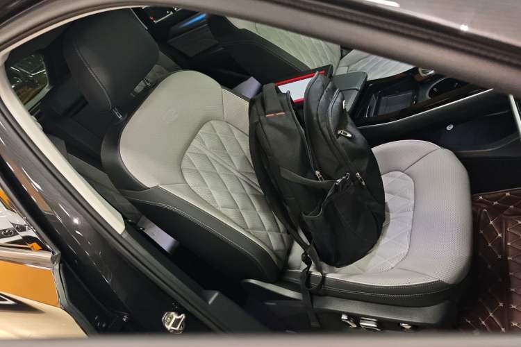 Used Volkswagen Tavendor 2024 380TSI All-Wheel-Drive R-Line Cruise Premium Edition Right Front Seat