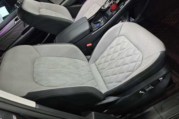 Used Volkswagen Tavendor 2024 380TSI All-Wheel-Drive R-Line Cruise Premium Edition Right Front Seat