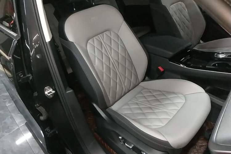 Used Volkswagen Tavendor 2024 380TSI All-Wheel Drive R-Line Cruise Edition Right Front Seat