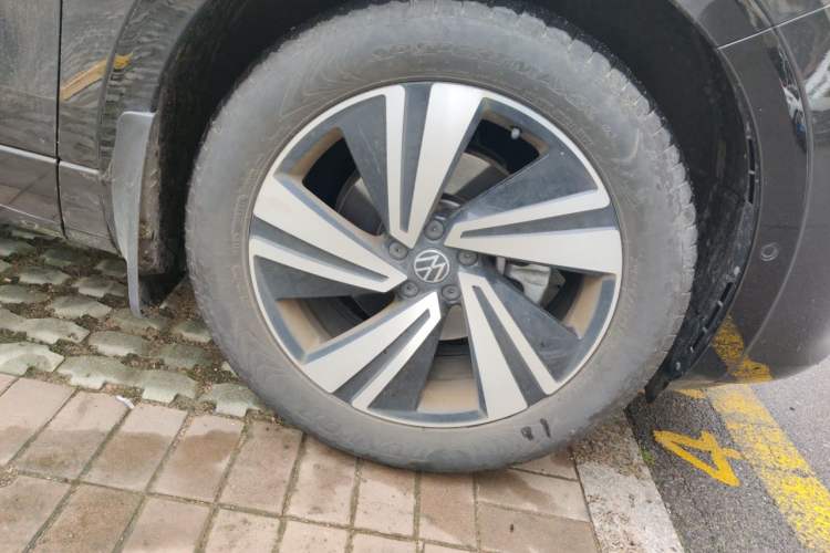 Used Volkswagen Tavendor 2024 380TSI All-Wheel-Drive R-Line Cruise Premium Edition Right Front Wheel Hub