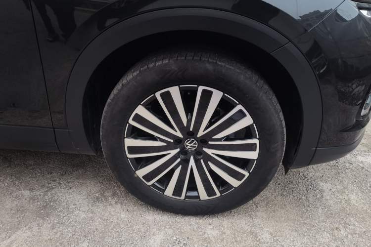 Used Volkswagen Tavendor 2024 330TSI Luxury Touring Edition Right Front Wheel Hub