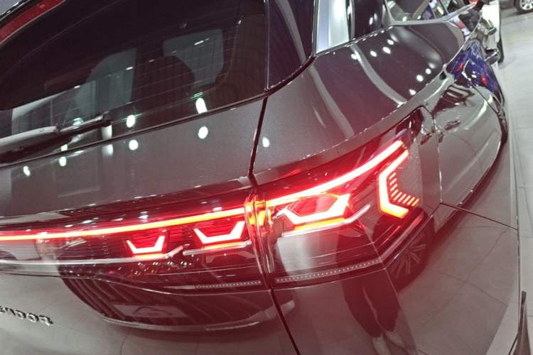 Used Volkswagen Tavendor 2024 380TSI All-Wheel-Drive R-Line Cruise Premium Edition Right Rear Taillight