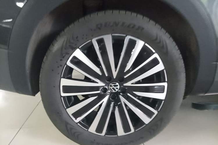Used Volkswagen Tavendor 2024 330TSI Luxury Touring Edition Right Rear Wheel Hub