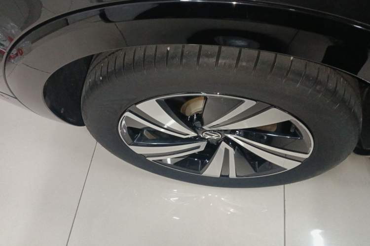 Used Volkswagen Tavendor 2024 380TSI All-Wheel Drive R-Line Cruise Edition Right Rear Wheel Hub