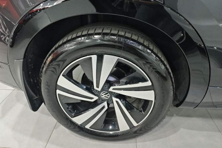 Used Volkswagen Tavendor 2024 380TSI All-Wheel-Drive R-Line Cruise Premium Edition Right Rear Wheel Hub