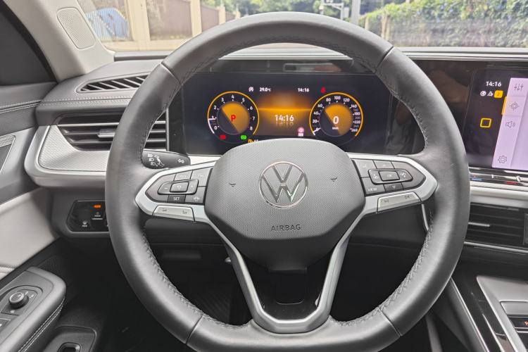 Used Volkswagen Tavendor 2024 330TSI Luxury Touring Edition Steering Wheel