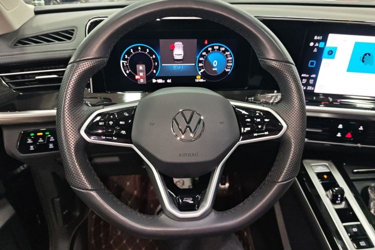 Used Volkswagen Tavendor 2024 380TSI All-Wheel-Drive R-Line Cruise Premium Edition Steering Wheel