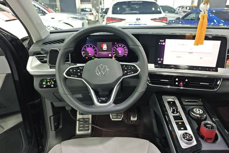 Used Volkswagen Tavendor 2024 380TSI All-Wheel-Drive R-Line Cruise Premium Edition Steering Wheel