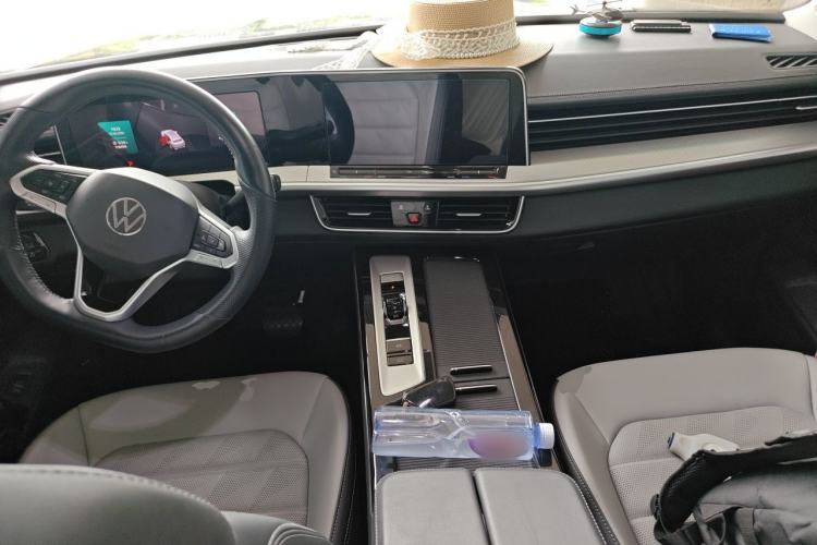 Used Volkswagen Tavendor 2024 330TSI Luxury Touring - All-Inclusive Edition Center Console