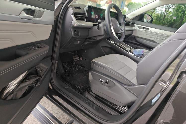 Used Volkswagen Tavendor 2024 330TSI Luxury Touring - All-Inclusive Edition Driver Seat