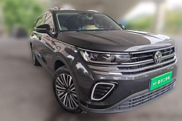 Used Volkswagen Tavendor 2024 330TSI Luxury Touring - All-Inclusive Edition Front Right 45 Deg