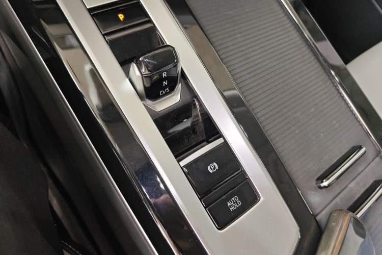 Used Volkswagen Tavendor 2024 330TSI Luxury Touring - All-Inclusive Edition Gear Lever