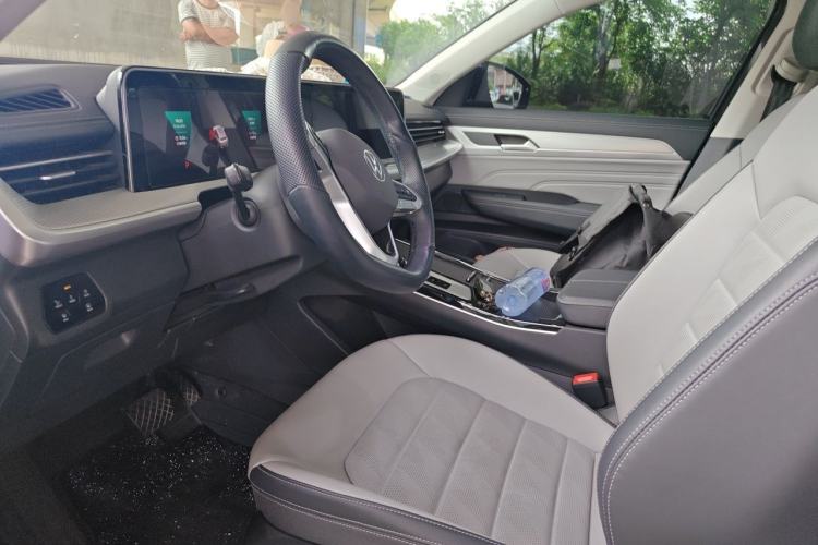 Used Volkswagen Tavendor 2024 330TSI Luxury Touring - All-Inclusive Edition Left Front Seat