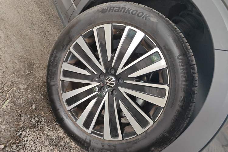 Used Volkswagen Tavendor 2024 330TSI Luxury Touring - All-Inclusive Edition Right Front Wheel Hub