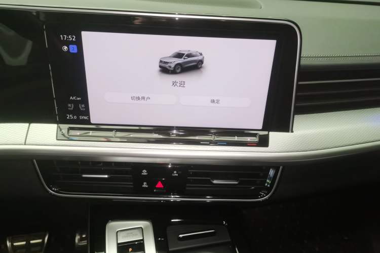 Used Volkswagen Tavendor 2024 380TSI All-Wheel-Drive R-Line Cruise Premium Edition Audio And AC Panel