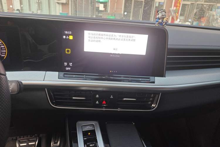 Used Volkswagen Tavendor 2024 380TSI All-Wheel-Drive R-Line Ambition Edition Audio And AC Panel