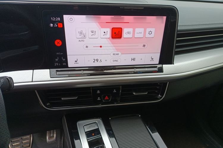 Used Volkswagen Tavendor 2024 380TSI All-Wheel Drive R-Line Cruise Edition Audio And AC Panel