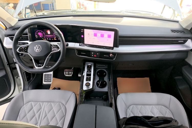 Used Volkswagen Tavendor 2024 380TSI All-Wheel Drive R-Line Cruise Edition Center Console