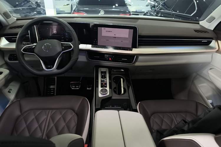 Used Volkswagen Tavendor 2024 380TSI All-Wheel-Drive R-Line Journey Shared Enjoyment Model Center Console