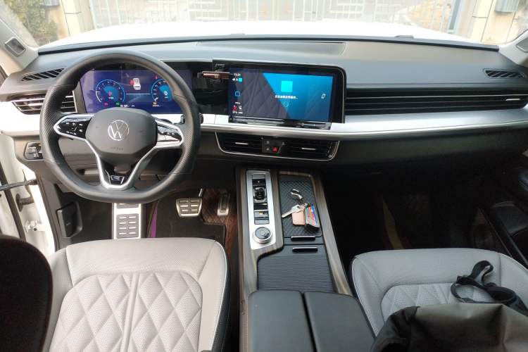 Used Volkswagen Tavendor 2024 380TSI All-Wheel Drive R-Line Cruise Edition Center Console