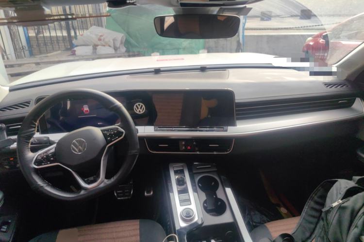 Used Volkswagen Tavendor 2024 380TSI All-Wheel Drive R-Line Cruise Edition Center Console