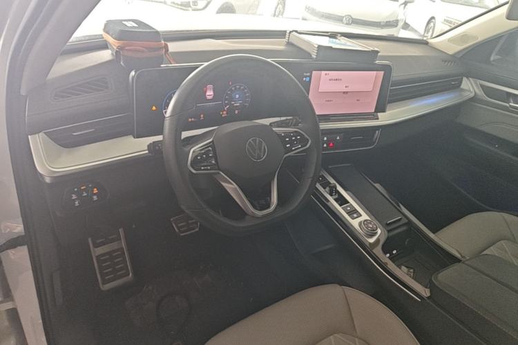 Used Volkswagen Tavendor 2024 380TSI All-Wheel-Drive R-Line Cruise Premium Edition Center Console