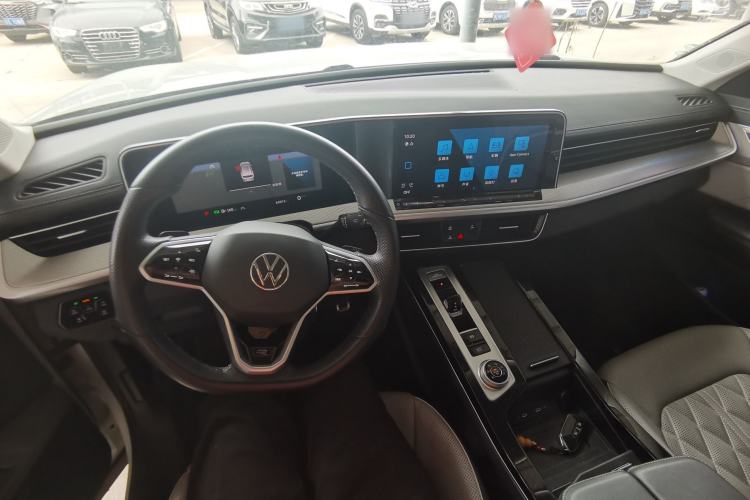 Used Volkswagen Tavendor 2024 380TSI All-Wheel Drive R-Line Cruise Edition Center Console