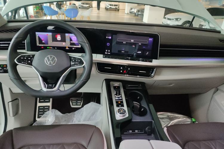 Used Volkswagen Tavendor 2024 380TSI All-Wheel Drive R-Line Cruise Edition Center Console
