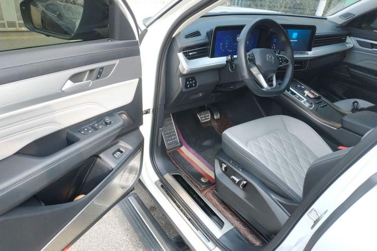 Used Volkswagen Tavendor 2024 380TSI All-Wheel Drive R-Line Cruise Edition Driver Seat