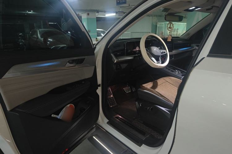 Used Volkswagen Tavendor 2024 380TSI All-Wheel Drive R-Line Cruise Edition Driver Seat