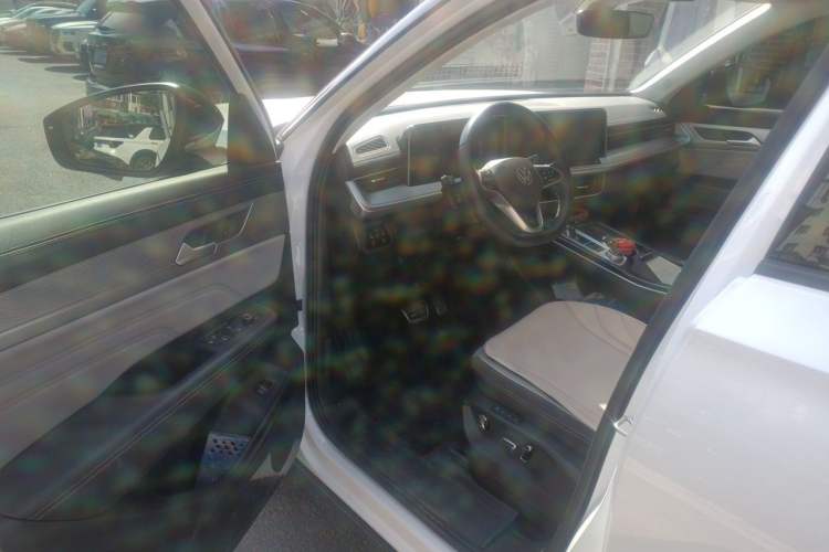 Used Volkswagen Tavendor 2024 380TSI All-Wheel-Drive R-Line Cruise Premium Edition Driver Seat
