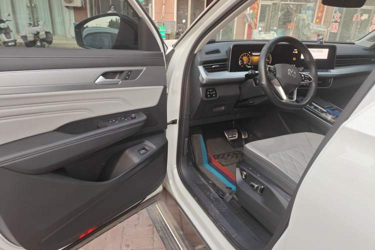 Used Volkswagen Tavendor 2024 380TSI All-Wheel-Drive R-Line Ambition Edition Driver Seat