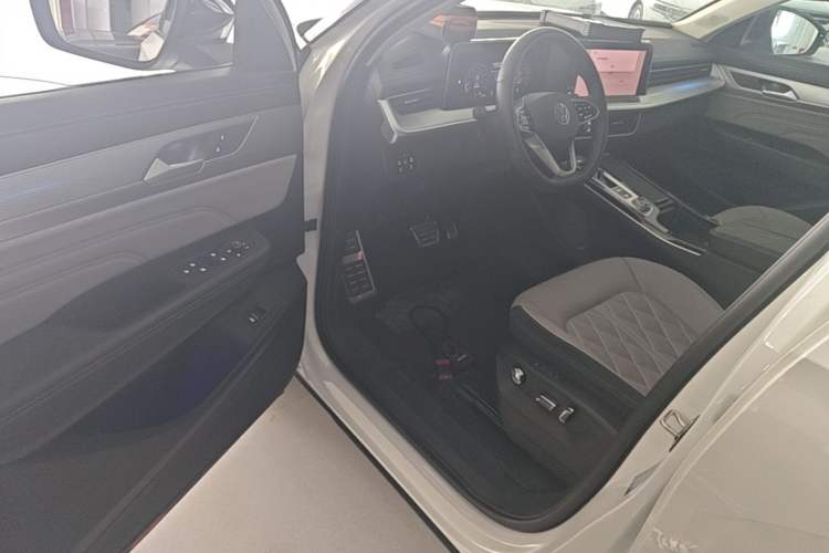 Used Volkswagen Tavendor 2024 380TSI All-Wheel-Drive R-Line Cruise Premium Edition Driver Seat