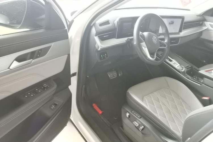 Used Volkswagen Tavendor 2024 380TSI All-Wheel Drive R-Line Cruise Edition Driver Seat