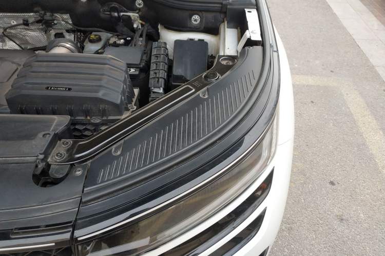 Used Volkswagen Tavendor 2024 380TSI All-Wheel Drive R-Line Cruise Edition Engine Bay Left