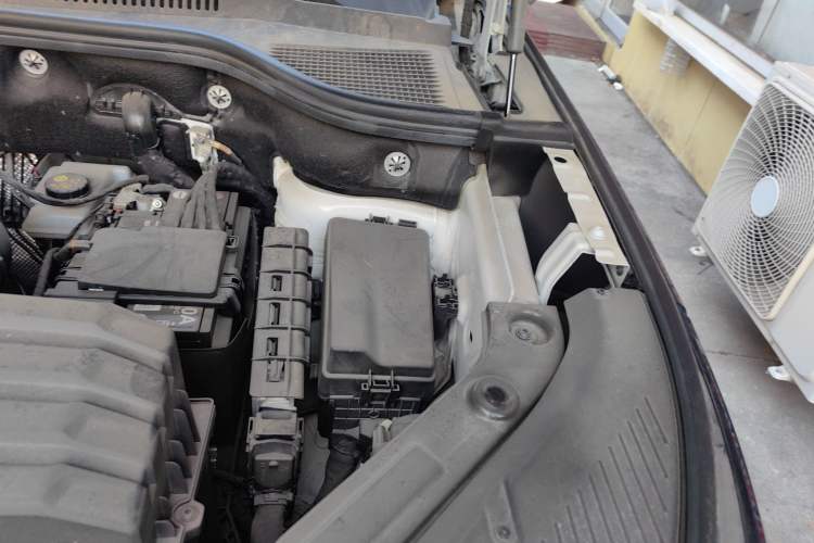 Used Volkswagen Tavendor 2024 380TSI All-Wheel Drive R-Line Cruise Edition Engine Bay Left