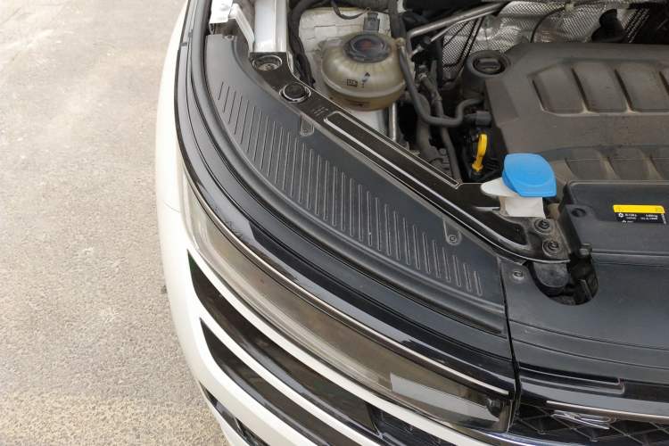 Used Volkswagen Tavendor 2024 380TSI All-Wheel Drive R-Line Cruise Edition Engine Bay Right