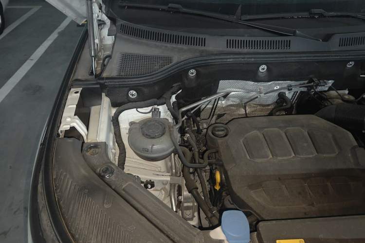 Used Volkswagen Tavendor 2024 380TSI All-Wheel Drive R-Line Cruise Edition Engine Bay Right
