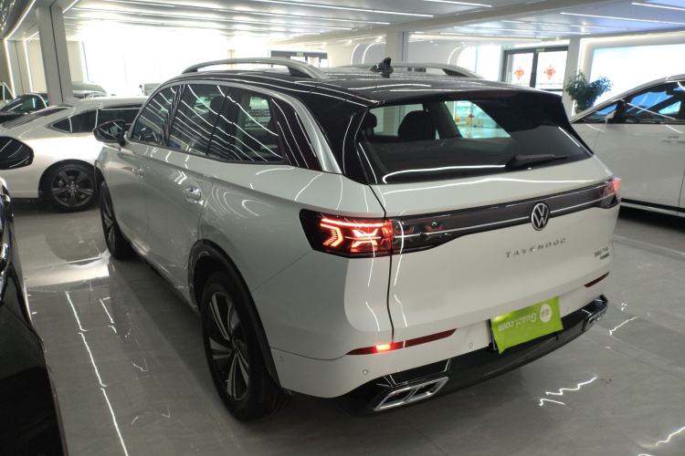 Used Volkswagen Tavendor 2024 380TSI All-Wheel-Drive R-Line Cruise Premium Edition Exterior 2