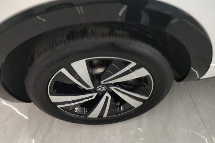 Used Volkswagen Tavendor 2024 380TSI All-Wheel-Drive R-Line Cruise Premium Edition Exterior 5