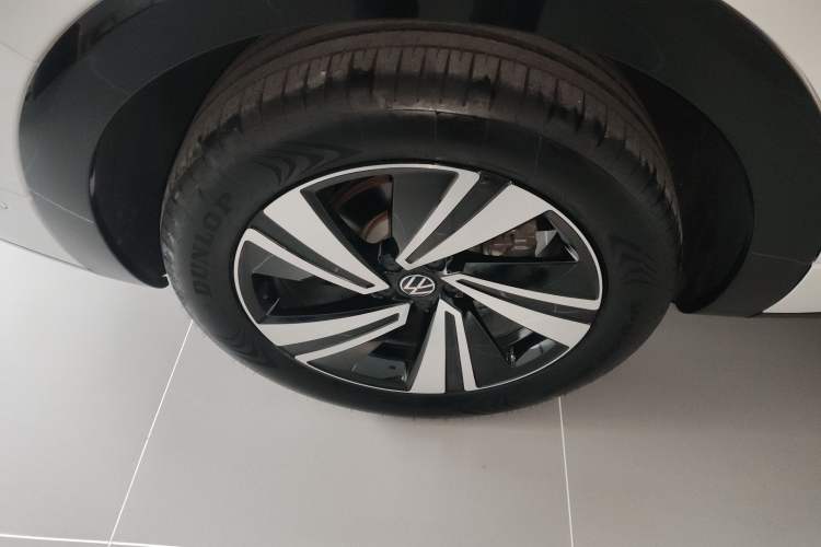 Used Volkswagen Tavendor 2024 380TSI All-Wheel Drive R-Line Cruise Edition Exterior 5