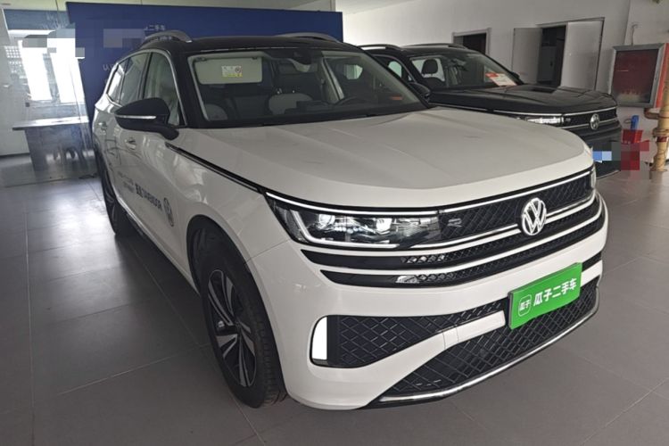 Used Volkswagen Tavendor 2024 380TSI All-Wheel-Drive R-Line Cruise Premium Edition Front Right 45 Deg