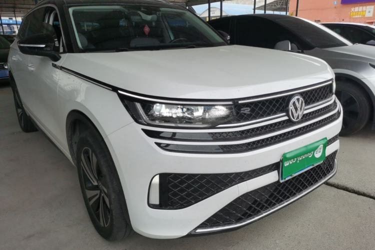 Used Volkswagen Tavendor 2024 380TSI All-Wheel Drive R-Line Cruise Edition Front Right 45 Deg