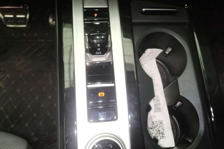 Used Volkswagen Tavendor 2024 380TSI All-Wheel-Drive R-Line Cruise Premium Edition Gear Lever