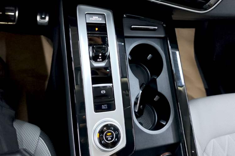 Used Volkswagen Tavendor 2024 380TSI All-Wheel Drive R-Line Cruise Edition Gear Lever